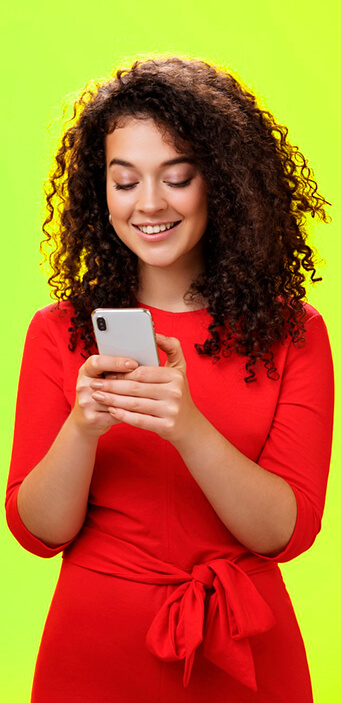 Mujer usando Sisthemis Móvil